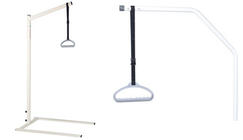 A white trapeze bar with a gray handle and black strap is mounted on a white metal frame, set against a light background.