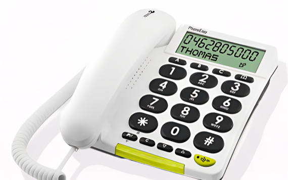 A white landline phone with large buttons, a digital display showing 0462805000 and THOMAS. A yellow button with a phone icon is on the base.